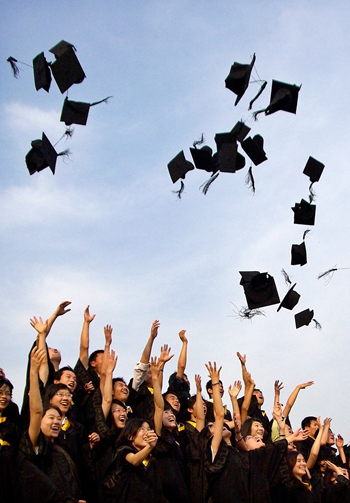 某大学2009届毕业生将手中的学士帽抛向天空.