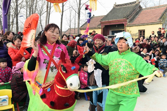 1月26日,山东曹县安蔡楼镇望鲁集北街村农民在表演《社火闹春》.