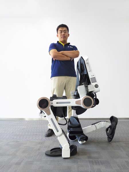 研发外骨骼机器人帮患者独立行走
