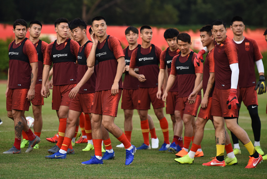 11月3日,中国男足在广州训练备战.视觉中国供图