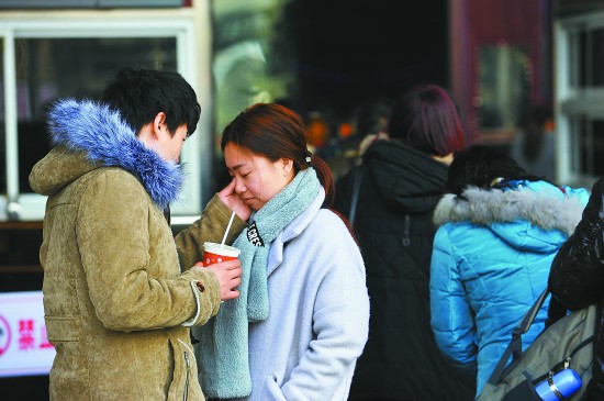 2月4日,武昌火车站进站口,一对情侣依依惜别.苗剑/视觉中国