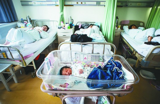 3月18日,北京市朝阳区妇幼保健院产科病房里,刚出生的婴儿被临时