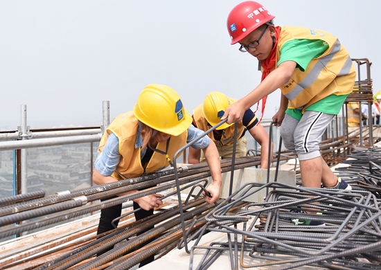 農民工子女體驗高溫下父母工作