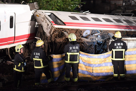 台湾铁路列车出轨事故已致17人死亡101人受伤