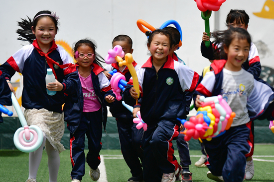 5月30日,何家庄小学的孩子们在操场上玩耍.