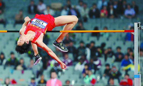 仁川亞運會男子跳高決賽,中國選手張國偉以2米33的成績獲得銀牌.